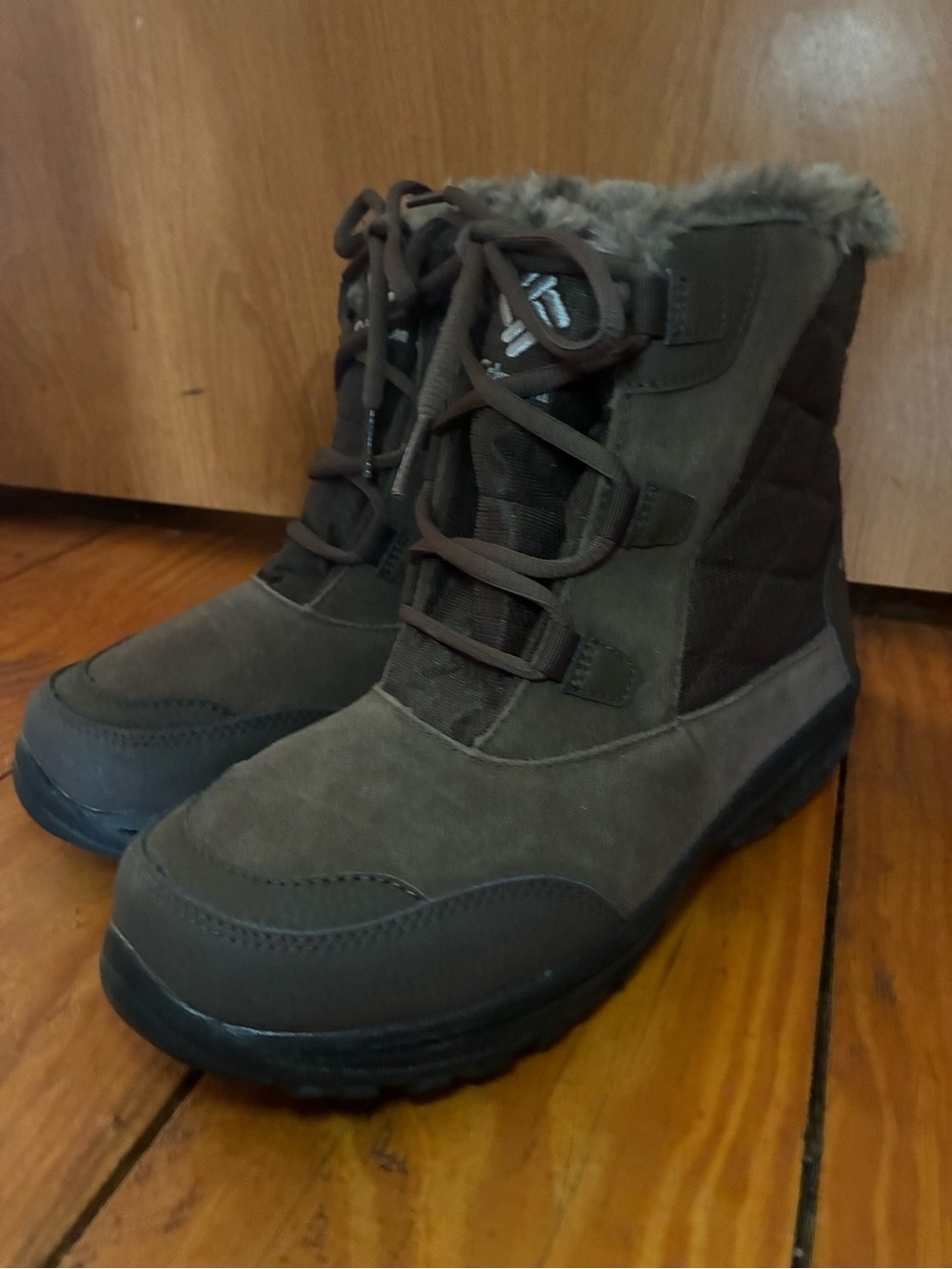 Columbia like new Women’s Insulated Brown Winter Boots - Lace-Up Comfort